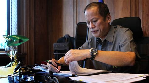 PNoy signs open distance learning law .